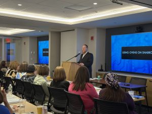 OU Kosher Director of Halacha and Technology Rabbi Tzvi Ortner presented a workshop on the halachos pertaining to Shabbos appliances.