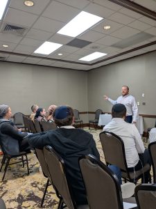 Yachad Brooklyn City Director Avi Kirshtein mixes stand‑up comedy with lessons on learning from one’s mistakes