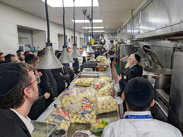OU Rabbinic Field Representative Rabbi Moshe Perlmutter presents a session on kitchen kashering at The Rockleigh wedding hall in Rockleigh, New Jersey, during ASK OU’s Summer Kashrus Training Program.