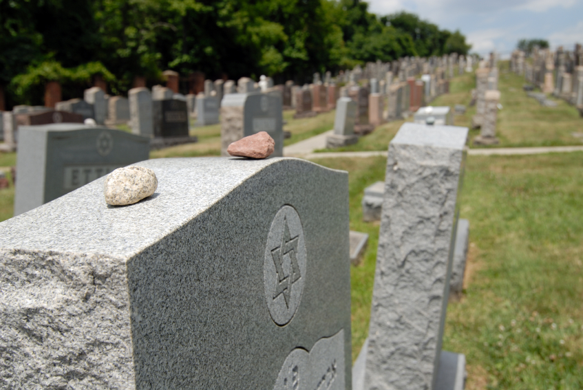 Visiting the Graves of Loved Ones Before Yom Kippur