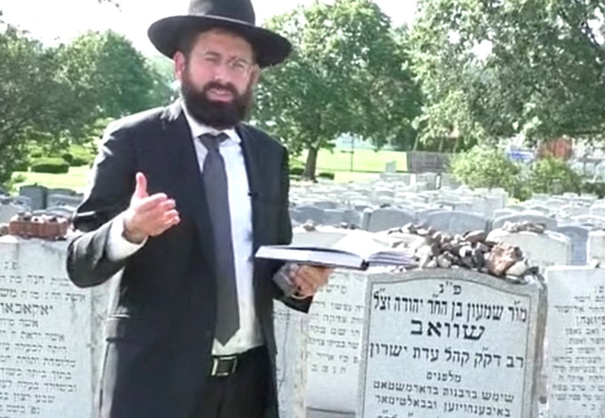 The Kinna for the Holocaust of Rav Shimon Schwab – At His Kever