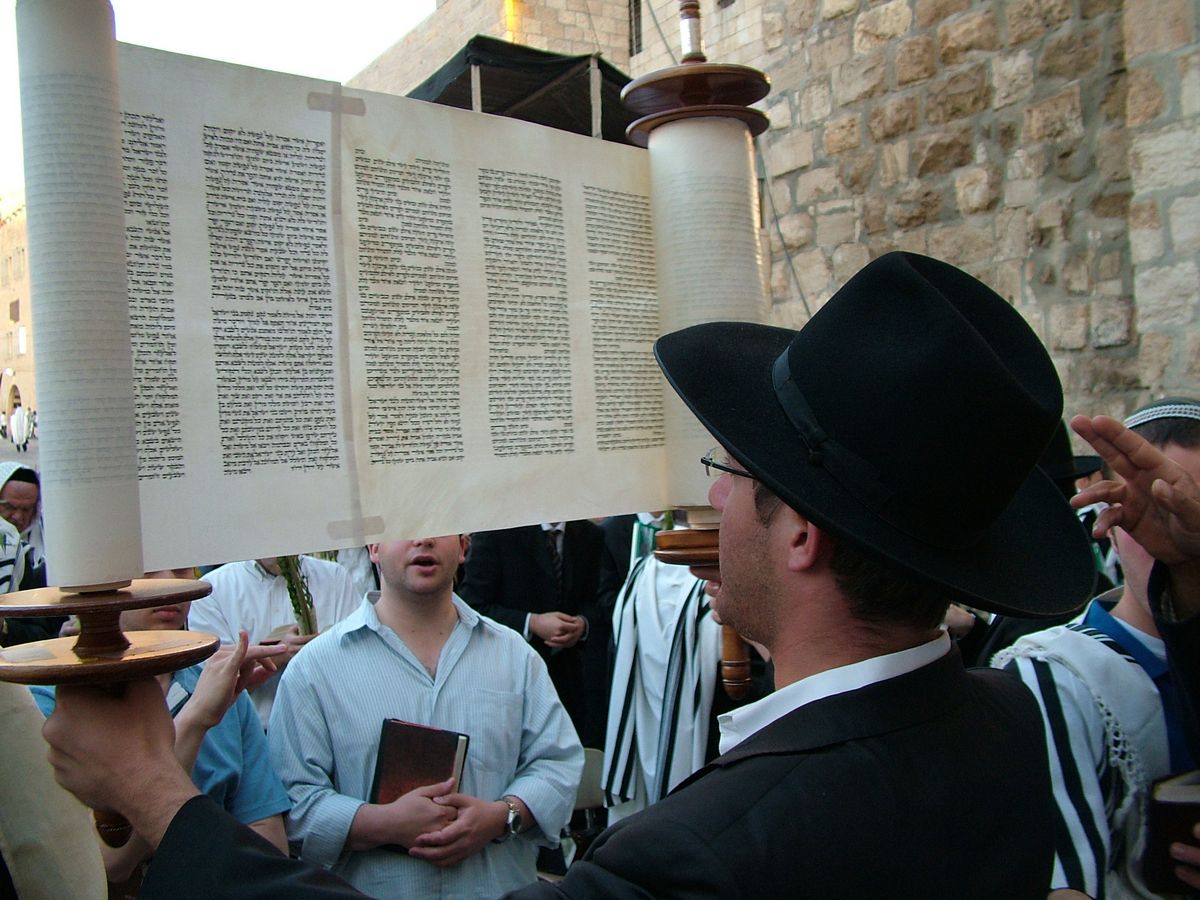 Tzav – “Hagbah”: Raising the Torah Scroll